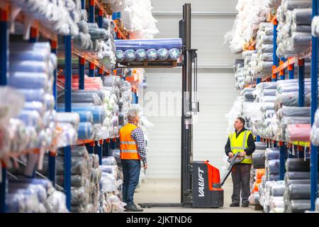 Arbeiter in der Textilindustrie Kontrollprodukte für Wearhouse Stockfoto