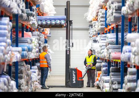 Arbeiter in der Textilindustrie Kontrollprodukte für Wearhouse Stockfoto