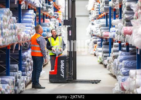 Arbeiter in der Textilindustrie Kontrollprodukte für Wearhouse Stockfoto