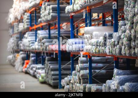 Arbeiter in der Textilindustrie Kontrollprodukte für Wearhouse Stockfoto