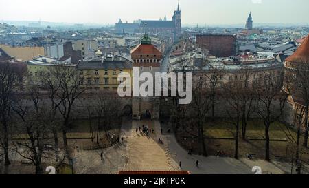 Eine szenische Aufnahme des Sint Florian Tores in Krakau, Polen, mit einem mittelalterlichen Turm Stockfoto