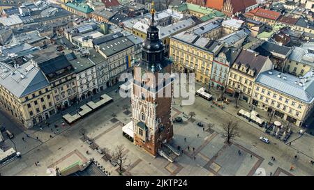 Eine szenische Aufnahme des berühmten Rathausturms, der von Stadtgebäuden in Krakau, Polen, umgeben ist Stockfoto