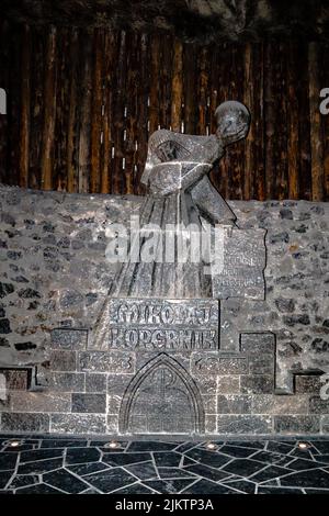 Eine vertikale Aufnahme des Denkmals für Nikolaus Kopernikus, das aus einem Salzblock in Wieliczka, Polen, geschnitzt wurde Stockfoto