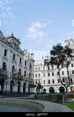 Eine vertikale Aufnahme historischer Gebäude im Kolonialstil rund um die Plaza San Martin in Lima, Peru Stockfoto
