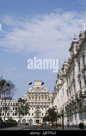 Die Gebäude Edificio Fenix und Portal Zela rund um die Plaza San Martin in Lima, Peru Stockfoto