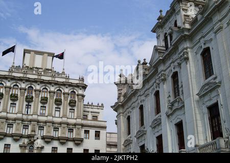 Die Gebäude Edificio Fenix und Portal Zela rund um die Plaza San Martin in Lima, Peru Stockfoto