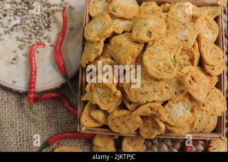 Eine schöne Aufnahme von würzigen gebratenen Fleischbällchen auf einem Bambusblech Stockfoto