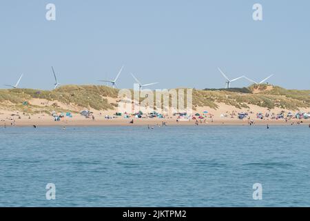 Little Cheyne Court Wind Farm - Windturbinen sichtbar hinter Sanddünen bei Camber Sands, East Sussex, England, Großbritannien Stockfoto