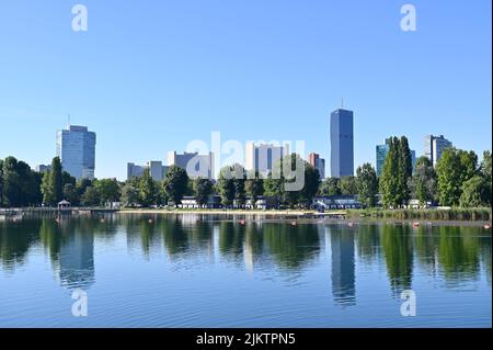 Wien, Österreich. Vienna International Centre. Im Vordergrund die Alte Donau Stockfoto