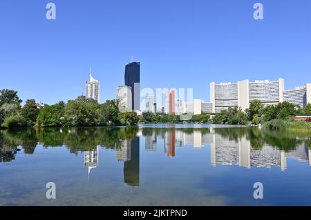 Wien, Österreich. Vienna International Centre. Blick von Osten mit Kaiserwasser im Vordergrund Stockfoto