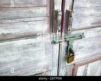 Nahaufnahme eines alten Schlosses an Holztoren Stockfoto