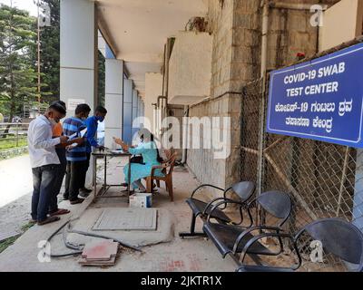 Bangalore, Karnataka, Indien-11. April 2022: Nahaufnahme des Covid- oder Corona-Tests mit dem indischen Mädchen vom Stand des Krankenhauses draußen. Stockfoto