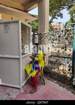 Bangalore, Karnataka, Indien-11. April 2022: Nahaufnahme des Covid- oder Corona-Tests mit dem indischen Mädchen vom Stand des Krankenhauses draußen. Stockfoto