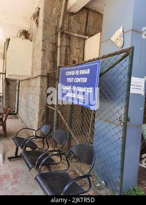 Bangalore, Karnataka, Indien-11. April 2022: Nahaufnahme des Covid- oder Corona-Tests mit dem indischen Mädchen vom Stand des Krankenhauses draußen. Stockfoto