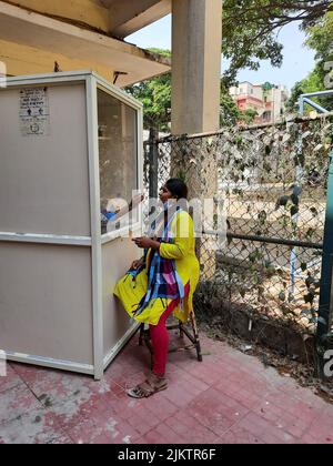 Bangalore, Karnataka, Indien-11. April 2022: Nahaufnahme des Covid- oder Corona-Tests mit dem indischen Mädchen vom Stand des Krankenhauses draußen. Stockfoto