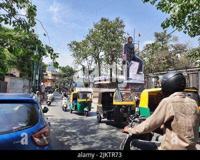 Bangalore, Karnataka, Indien-12. April 2022: Nahaufnahme des berühmten Schauspielers Rocking Star Yash Sandalwood, der während DES KGF Cha vor dem Srinivasa-Theater ausgeschnitten wurde Stockfoto