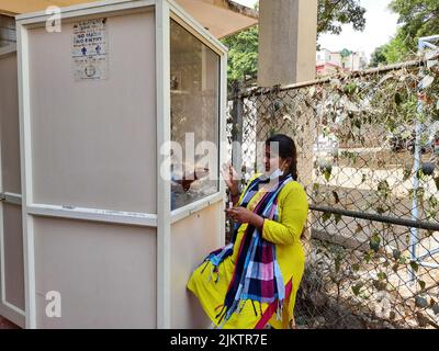 Bangalore, Karnataka, Indien-11. April 2022: Nahaufnahme des Covid- oder Corona-Tests mit dem indischen Mädchen vom Stand des Krankenhauses draußen. Stockfoto