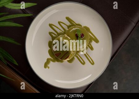 Ein Blick von oben auf Vanilleeis mit Pistazien-Sirup auf der Oberseite Stockfoto