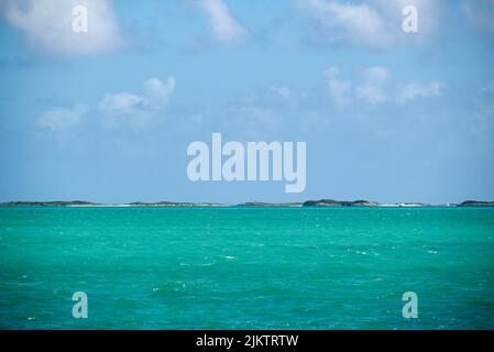 Die schöne Aufnahme eines türkisfarbenen Meerwassers und perfekten blauen Himmels Stockfoto