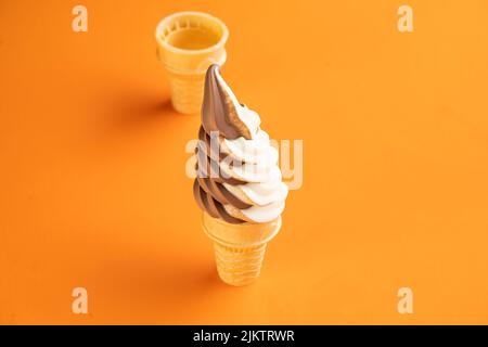 Eine Nahaufnahme von Schokolade und Vanilleeis mit Waffel, mit einer leeren Stockfoto