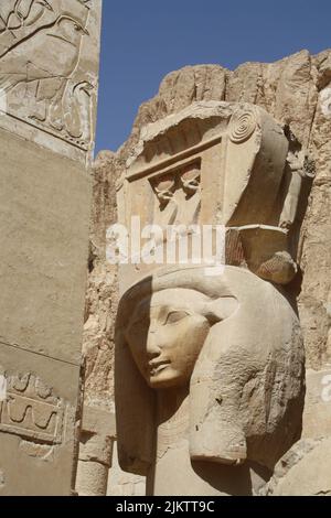 GÖTTIN HATHOR IM ÄGYPTISCHEN TEMPEL Stockfoto