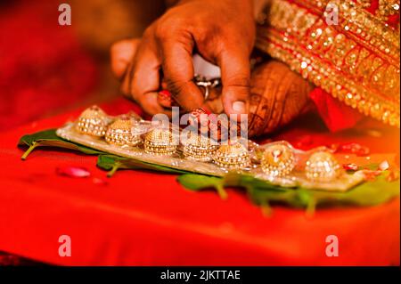 Eine Nahaufnahme von Details der traditionellen indischen hindu-Zeremonie, Kanyadan-Ritual Stockfoto
