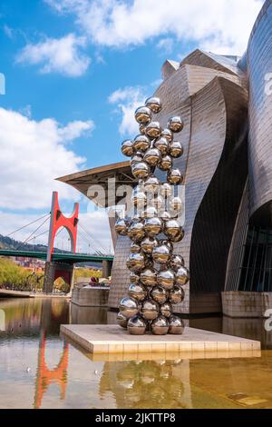 Kugelskulptur neben dem Guggenheim-Museum in Bilbao an einem Frühlingsmorgen, Vizcaya. Baskenland Stockfoto