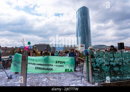 Demonstration des Reinigungssektors zusammen mit dem Rathaus in der Stadt Bilbao, Vizcaya. Baskenland Stockfoto