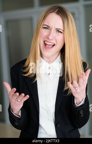 Emotion unglaublich erstaunt schockierte Frau Stockfoto