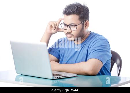 Schüler mit Laptop und denken isoliert durch weißen Hintergrund Stockfoto