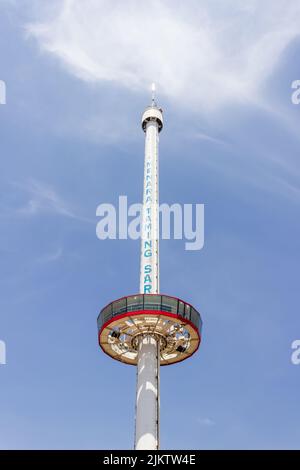 Melaka, Malaysia - 2012. Oktober: Der drehbare Kreiselbeobachtungsturm von Taming Sari in der Stadt Malacca. Stockfoto