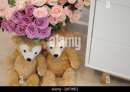 Ein paar Teddybären und rosa Rosen-Bouquet Stockfoto