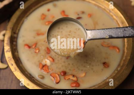 indische traditionelle süße Sabudana-Kheer mit Jaggery Stockfoto