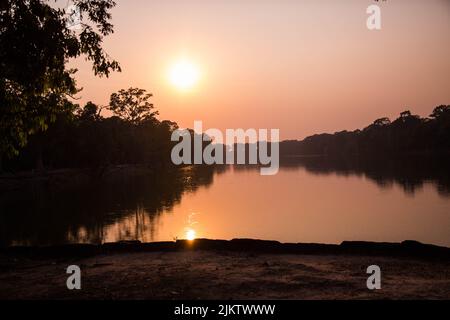 Ein wunderschöner Sonnenuntergang über einem See in der Nähe des Angkor Wat Tempels in Kambodscha Stockfoto
