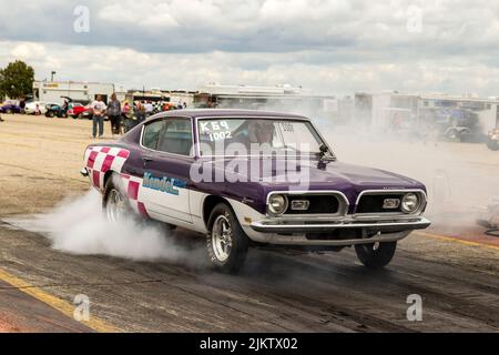 CUDA Dragster macht vor dem Drag-Rennen einen Burnout mit Rauch. Burnout an der Startlinie Stockfoto