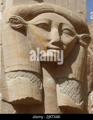 GÖTTIN HATHOR IM ÄGYPTISCHEN TEMPEL Stockfoto