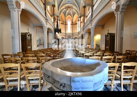 Innenraum der Kapelle Notre dame de Pipet mit der heiligen Wassersuppe im Vordergrund. Diese Kapelle befindet sich auf der Spitze des gallo-römischen Theaters in Vienne. Stockfoto