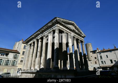 Tempel von Augustus und Livia in der Morgensonne. Dies ist ein römischer Tempel, der Anfang des 1.. Jahrhunderts in Vienne, Frankreich, erbaut wurde Stockfoto