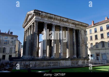 Tempel von Augustus und Livia in der Morgensonne. Dies ist ein römischer Tempel, der Anfang des 1.. Jahrhunderts in Vienne, Frankreich, erbaut wurde Stockfoto