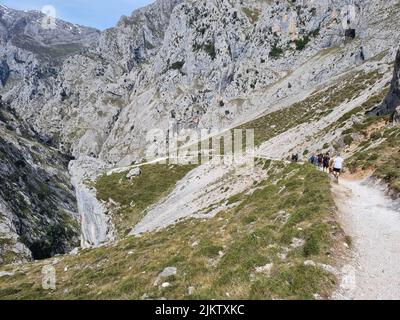 Ein Wanderweg entlang der Berge von Ruta del Cares, Picos de Europa, Spanien Stockfoto