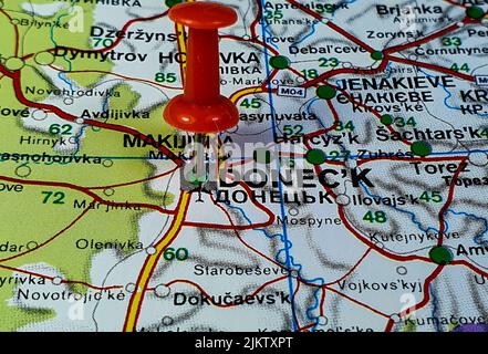 Nahaufnahme einer roten Nadel auf der Karte der Stadt Donezk in der Ukraine Stockfoto