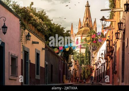 Eine schmale Straße in San Miguel de Allende in Guanajuato, Mexiko Stockfoto