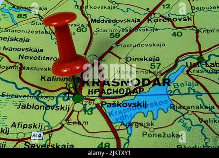 Nahaufnahme einer roten Nadel auf der Karte der Stadt Krasnodar in Russland Stockfoto