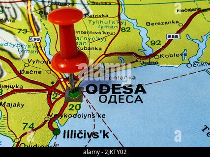 Nahaufnahme einer roten Nadel auf der Karte die Stadt Odesa in der Ukraine Stockfoto