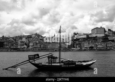 Eine Graustufenaufnahme eines Schiffes in der Stadt Porto Stockfoto