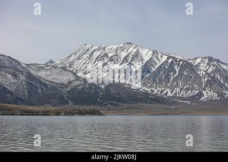 Wunderschöne Berge in der östlichen Sierra Kaliforniens in der Nähe von Mono County und der Stadt Mammoth Lakes Stockfoto