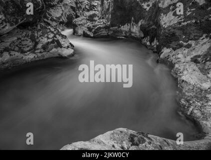 Schwarz-weißes Wasser im Fluss Soca im Sommer heißer Abend in den slowenischen Bergen Stockfoto