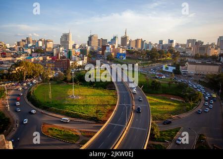 Mit der Zunahme des Straßenverkehrs baut Kenia Straßennetze auf, um den Verkehr zu bewältigen, dieses ist Globe Roundabout Stockfoto