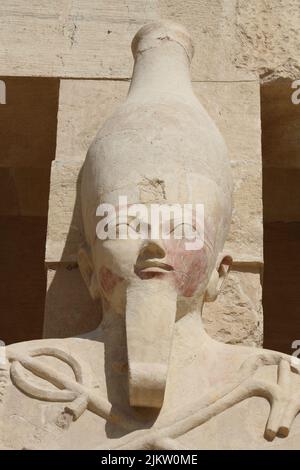 STATUE IM TEMPEL VON HATSHEPSHUT IN DEIR EL-BAHARI Stockfoto