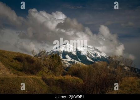 DIE SCHNEEBEDECKTE ABSAROKA-BERGKETTE IN DER NÄHE VON PRAY MONTANT VERWITCHT WUNDERSCHÖNE WEISSE WOLKEN AM HIMMEL Stockfoto